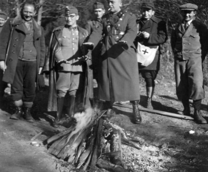 Erdélyi munkaszolgálat a tábortűznél