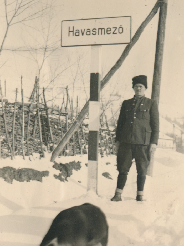 Ismeretlen munkaszolgálatos a havasmezői útjelzőtáblánál