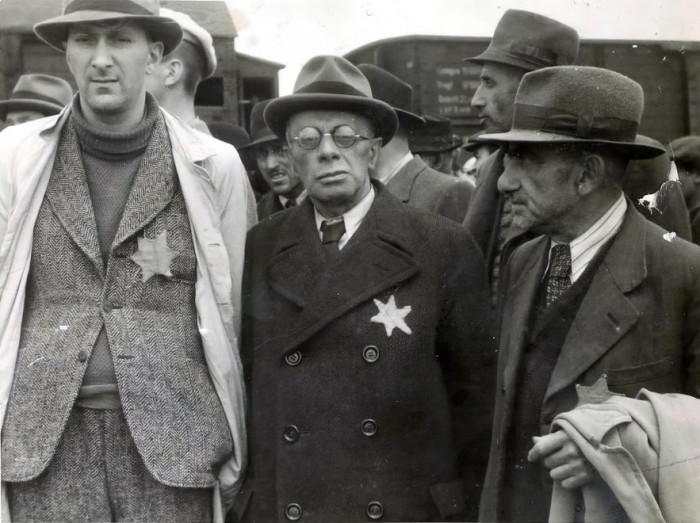 Csoportosításra váró férfiak sárga csillaggal, Auschwitz-Birkenau