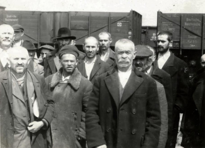 Férfiak megérkezés után, Auschwitz-Birkenau