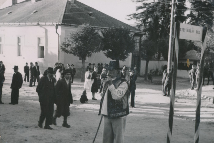 Utcakép idős parasztemberrel