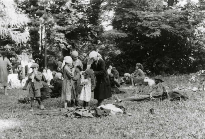 Magyarországról elhurcolt zsidók pihennek Goluchowski Agenor kastélyának parkjában.